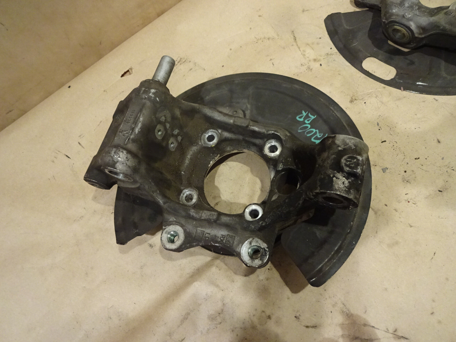 Maserati 4200 - RH Rear Hub Holder - Knuckel -With Shield & Shoes  P/N 189334