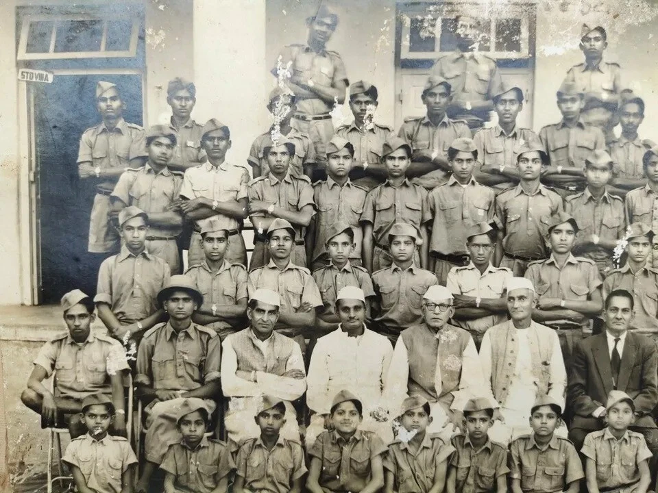 Impresión fotográfica de gabinete de uniformes de policía indio por Surendra Studio enmarcada Foto 3 de 4