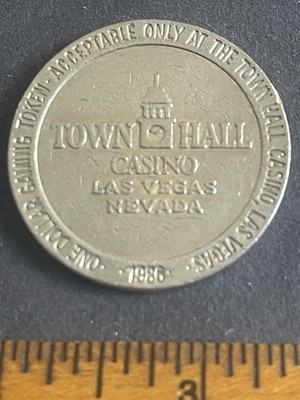 TOWN HALL Casino $1.00 1986 casino slot gaming token / coin Las Vegas, NV T741