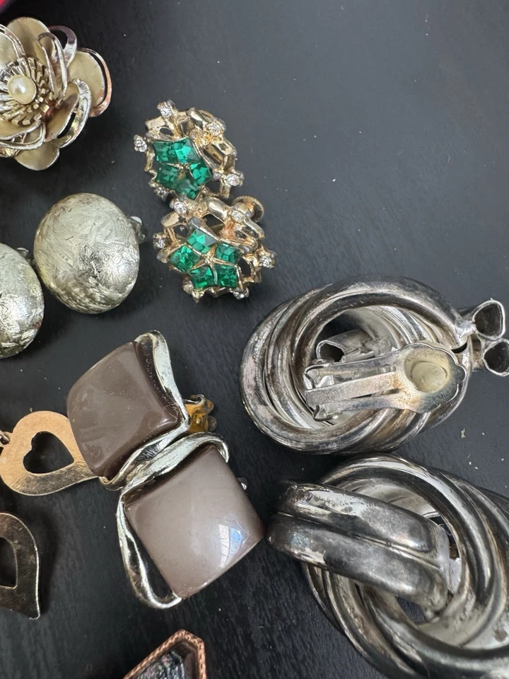 I. MAGNIN Jewelry Bag 11 Sets of Clip-on Earrings White Beaded Necklace VINTAGE - Image 4 of 4