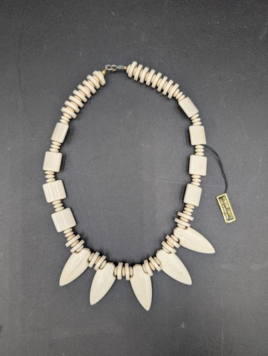 OFF WHITE Collana Vintage Off White Lucite Punta Freccia Cuscino Disco Forma Lenticchia Perline 18"