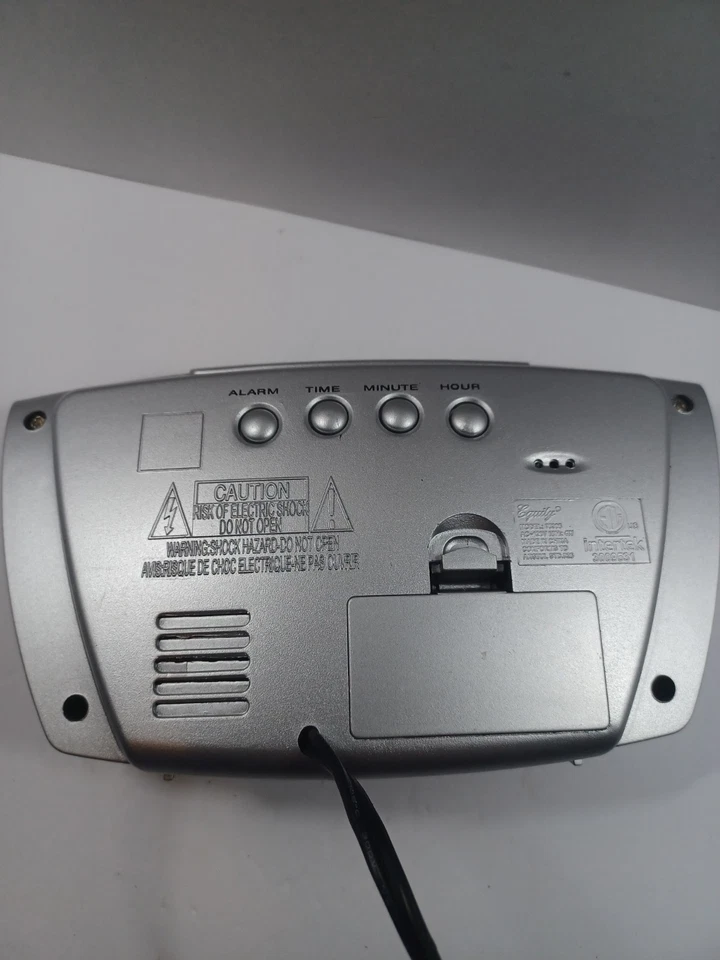 Equity Reloj Despertador LED 75906 Alto Bajo Atenuador Reposo Estuche Plateado Pantalla Roja Foto 3 de 3