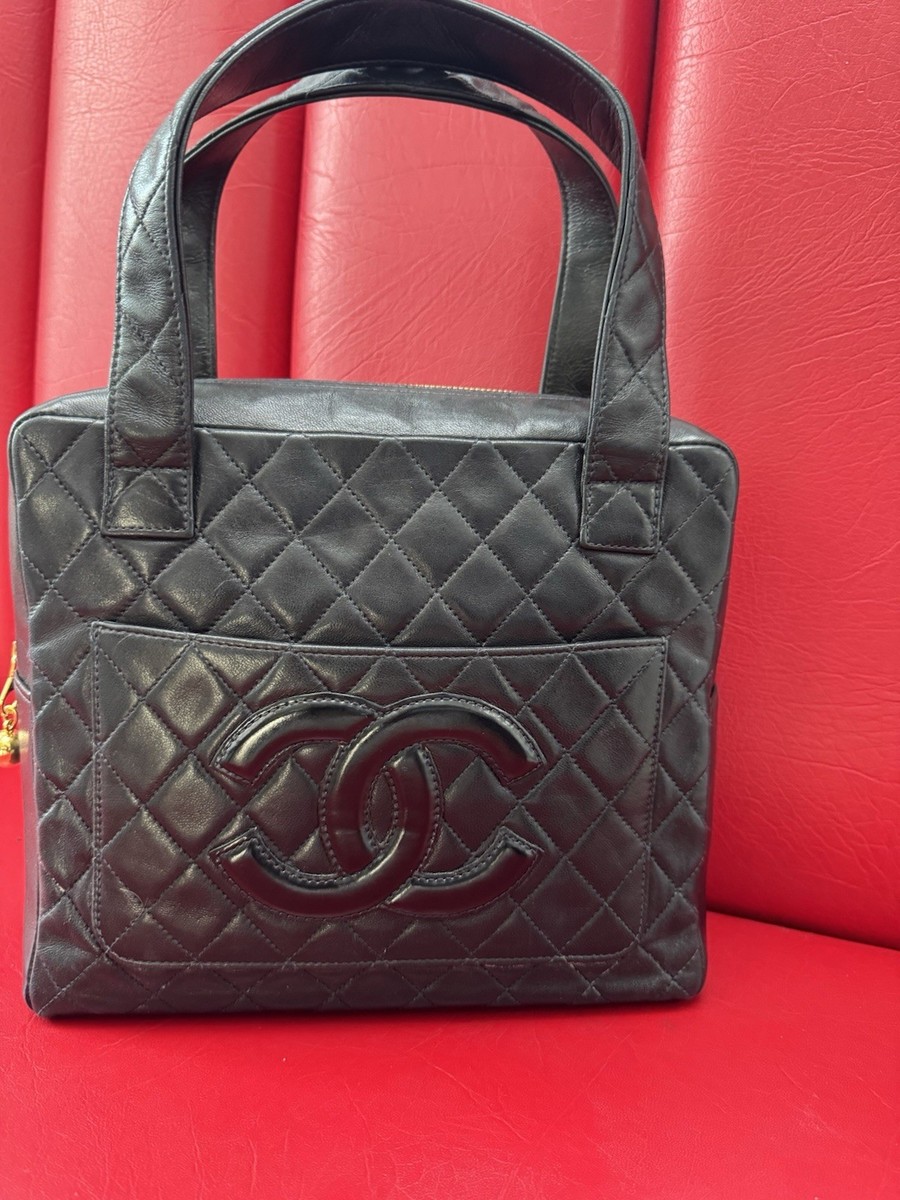 あちち CHANEL ブラック レザー ケース This is a classic CHANEL handbag in sleek black, crafted 1997