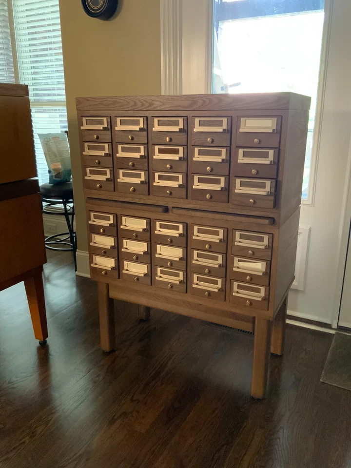 Catálogo de tarjetas de biblioteca Mid-Century de 30 cajones con estantes extraíbles Foto 2 de 4