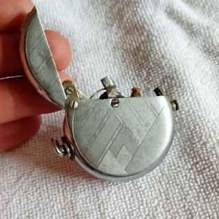Briquet rechargeable à essence métal gravé « SWISS MADE PAT. APP. FOR »
