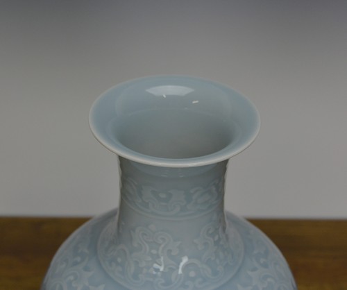Chinese Qing Qianlong MK Sky Blue Tianqing Glazed Molded Body Porcelain Vase - Picture 5 of 9