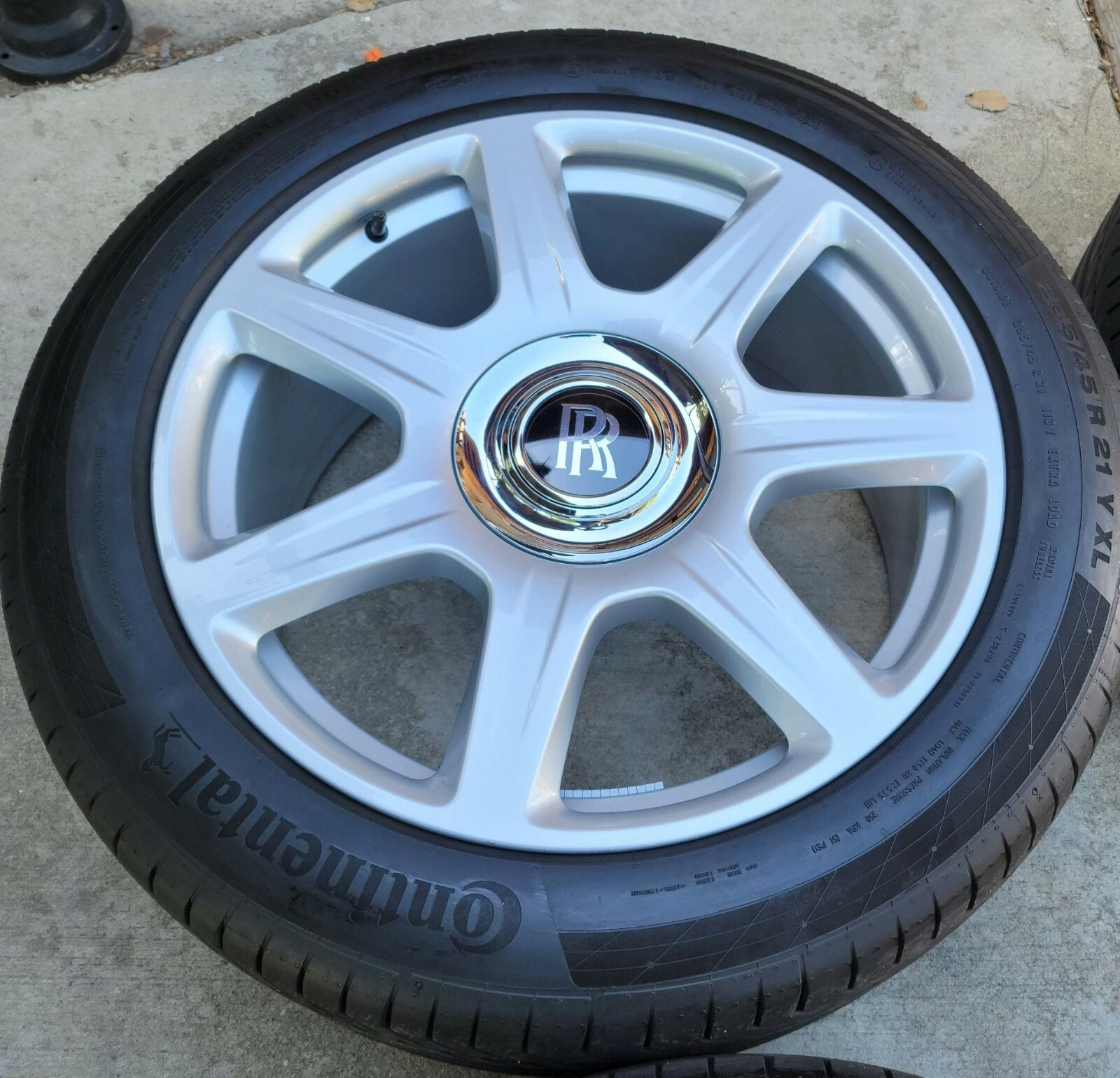 21" BRAND NEW SILVER OEM FACTORY ORIGINAL 2021 ROLLS ROYCE PHANTOM WHEELS TIRES.
