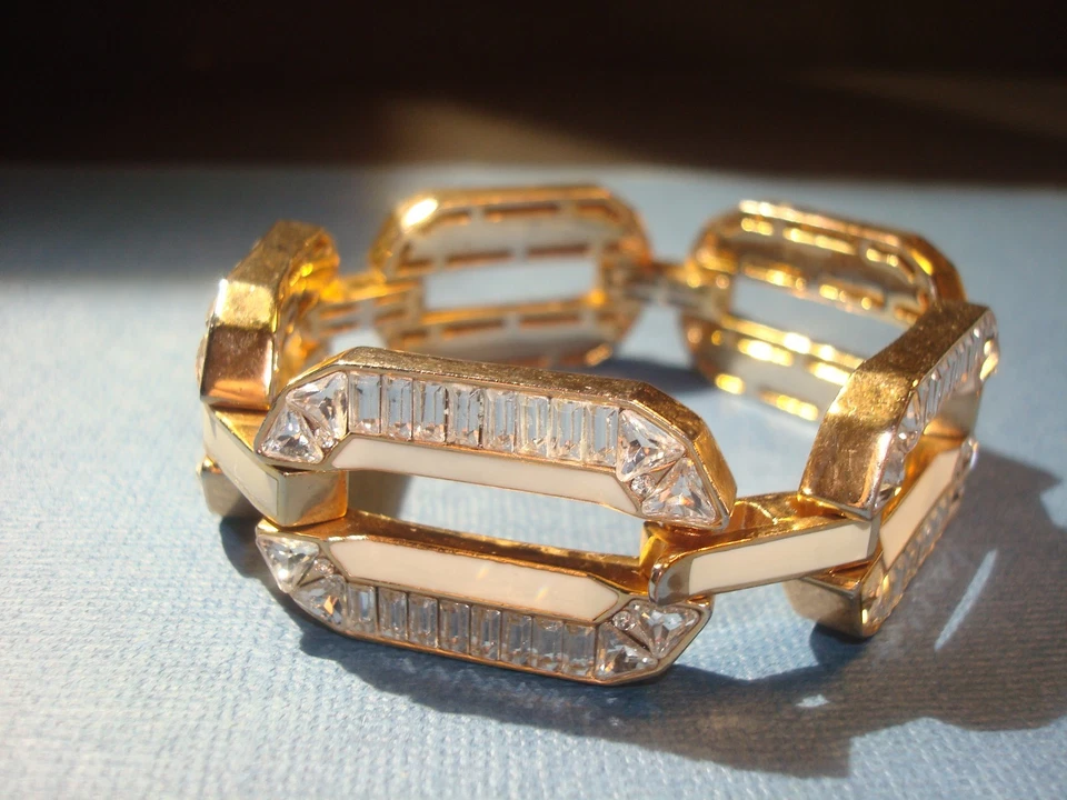 RARE HENRI BENDEL HEAVY LINK BRACELET SWAROVSKI BAGUETTES WHITE ENAMEL GOLD/PLT - Image 3 of 4