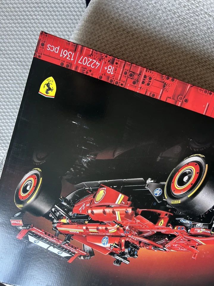 LEGO Technic 42207 Ferrari SF-24 F1 Car, photo 3 sur 4