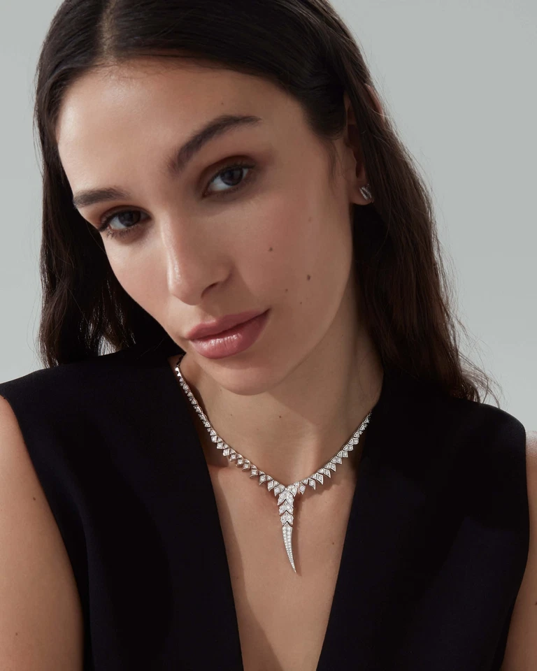 Collar gota cola pluma oro blanco de 18 k diamantes cultivados en laboratorio corte redondo de 3,40 quilates Foto 2 de 4