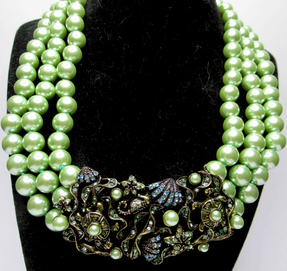 Collar de perlas de imitación verde concha de mar con estrás azul y verde HEIDI DAUS Foto 3 de 4