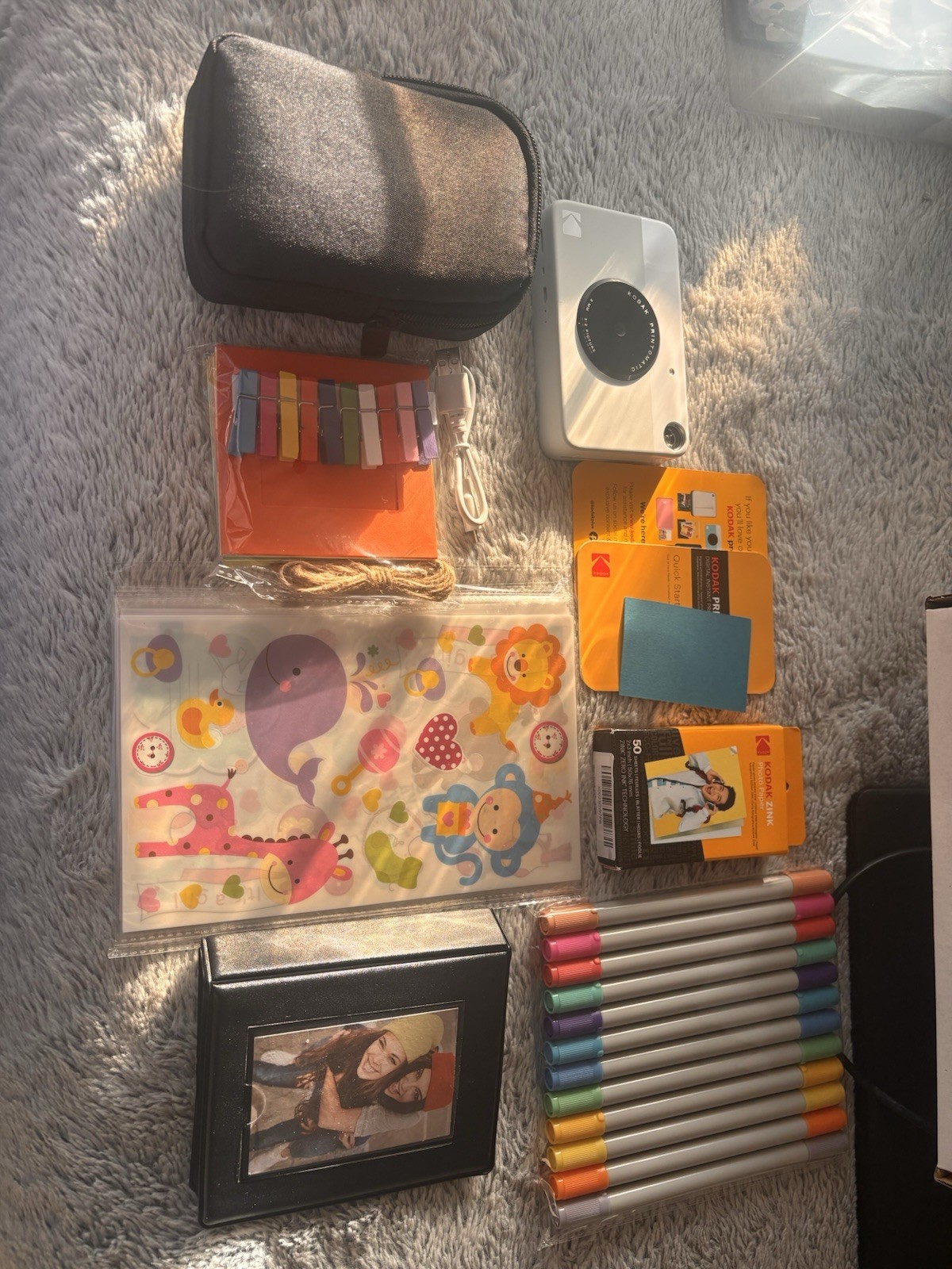 Kodak Printomatic Instant Camera white/grey Gift Bundle + Zink Paper (50 Sheets)