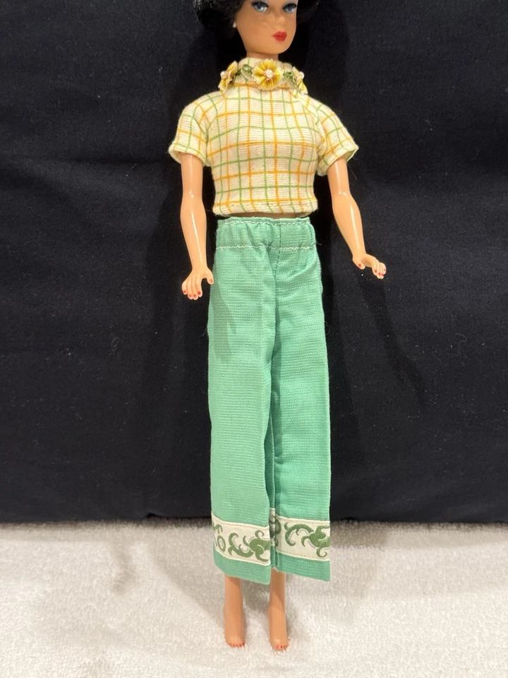 Calça Barbie estilo vintage floral verde amarela caseira sem boneca de propriedade de adultos - Imagem 3 de 4