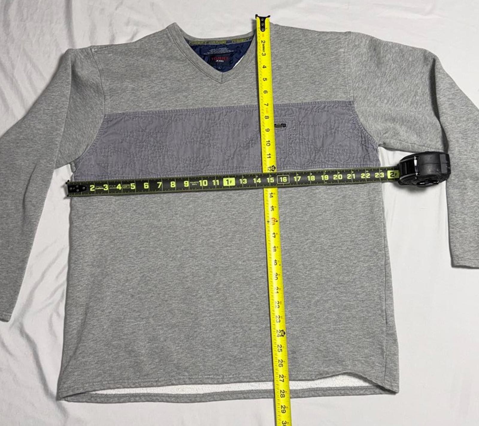 Vintage Tommy Hilfiger Men's Gray V-Neck Sweater Size Large image 3