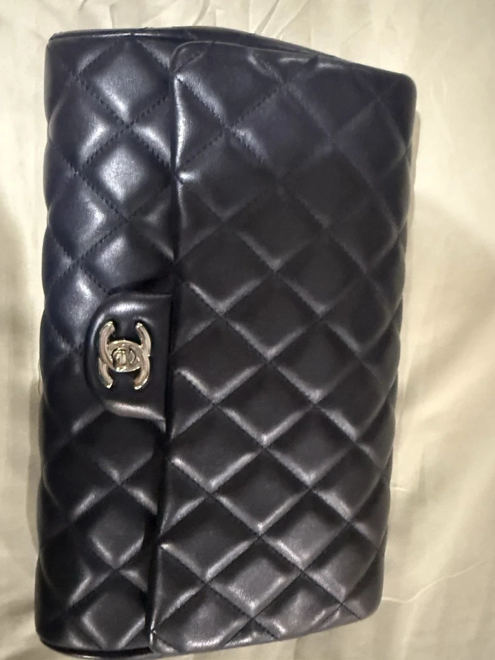 Chanel Clásico Solapa Única Azul Marino Acolchado Piel de Cordero con Herrajes Plateados Foto 2 de 4