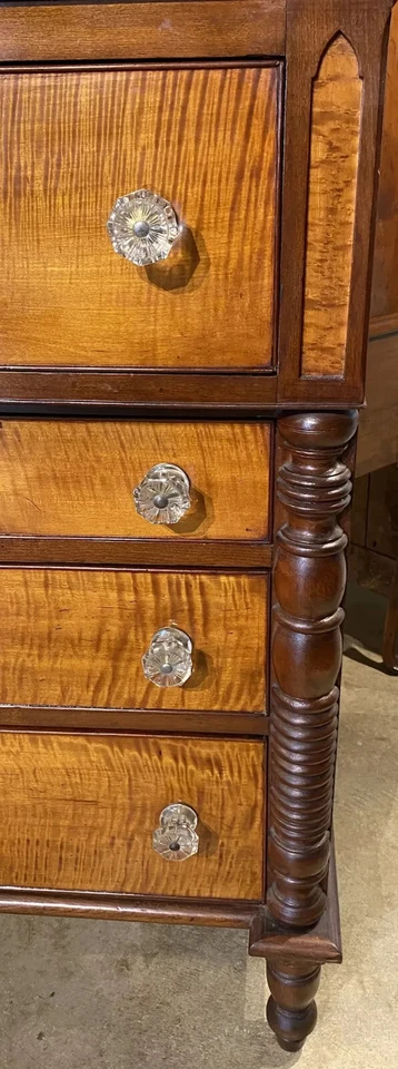 Cofre de cuatro cajones American Tiger de arce y cereza alrededor de 1850 Foto 4 de 4