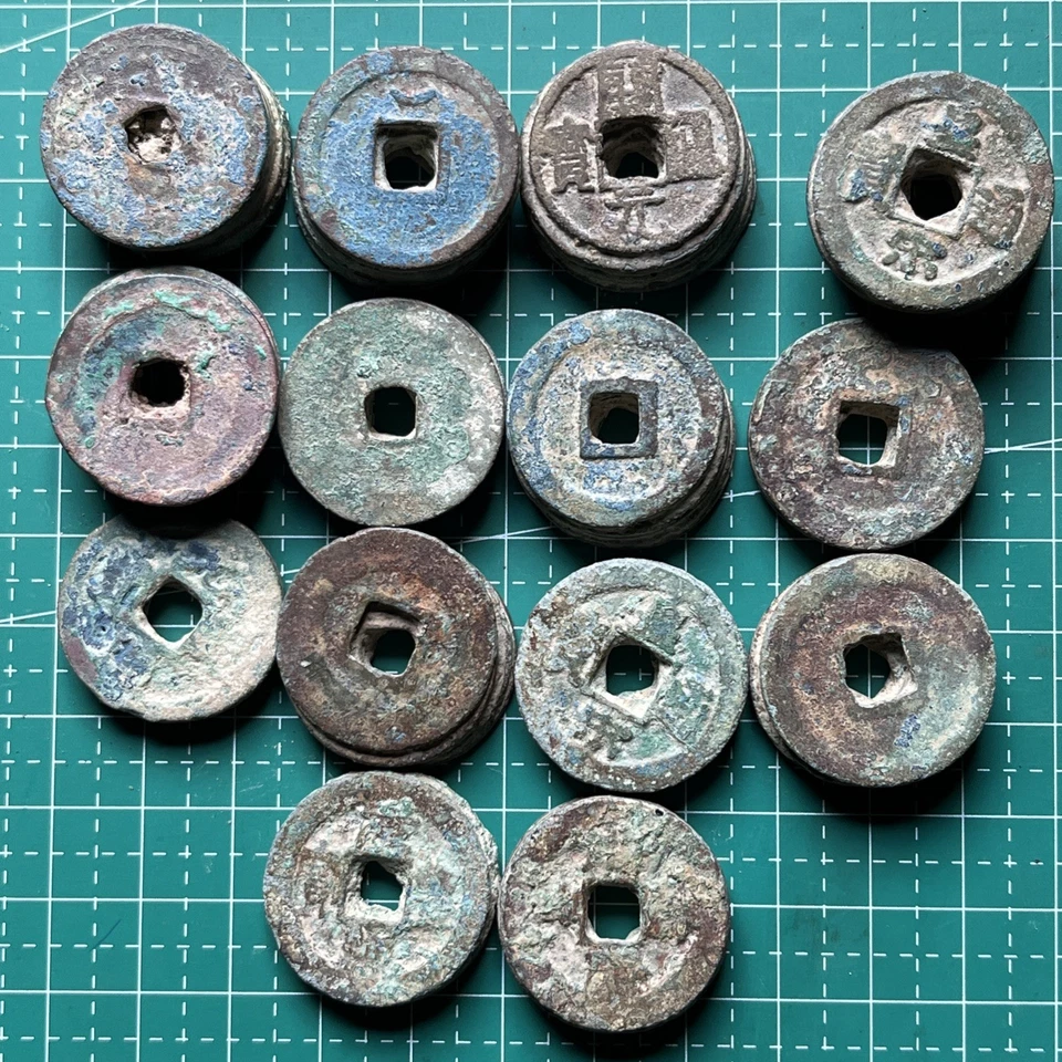 Lot ± 250 Grams Chinese Song Dynasty Bronze Coin Clumps – Java Indonesia Find #2 - Image 3 of 4
