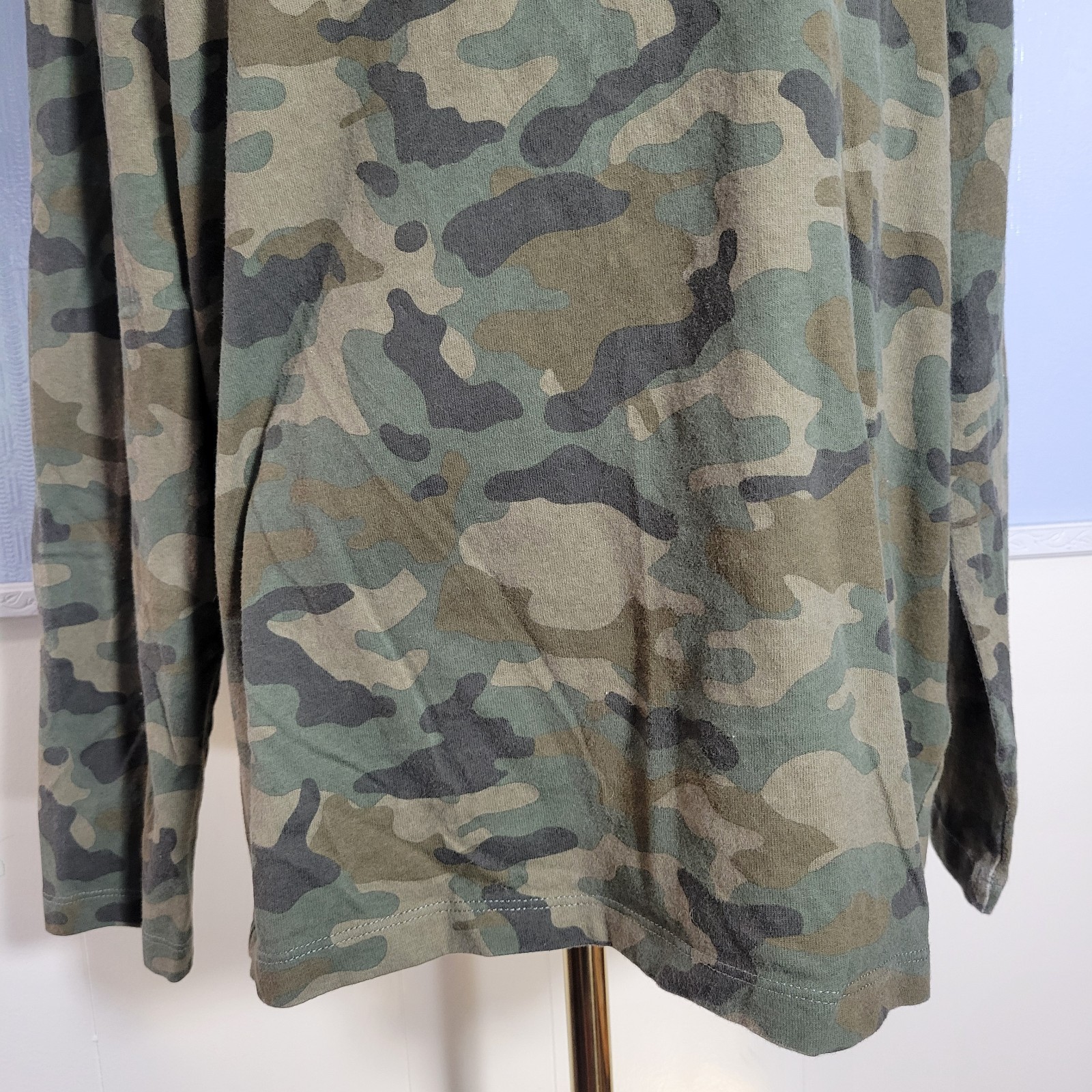 Amazon Essentials Medium Slim Classic Camo Crewne… - image 3