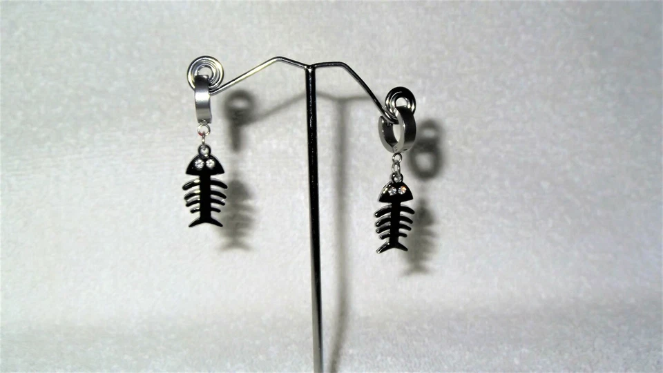 Fish Skeleton Bones Crystal Eyes Hoops Charm Pierced Dangle Earrings Jewelry - Изображение 3 из 3