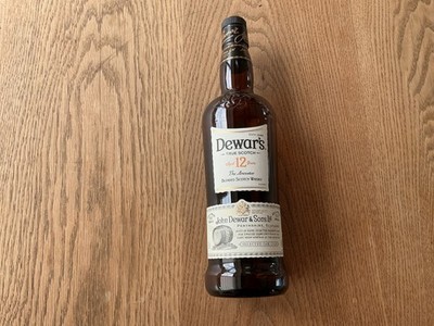 Leere Whisky Flasche Dewars 12 Jahre alter Vorfahre.