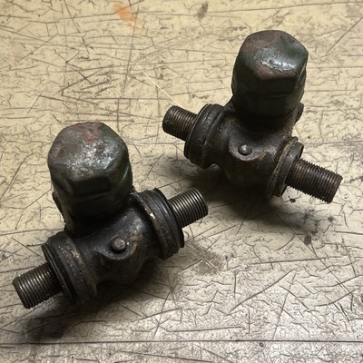 Austin Champ Original Achsschenkel Wirbel Paar gebraucht komplett.