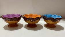 Lot de 3 bols en céramique sur pied, bords ondulés violet bleu orange