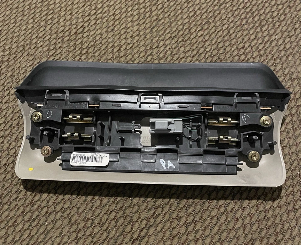 2003-2011 LINCOLN TOWN CAR 3rd BRAKE LIGHT HIGH MOUNT 3RD BRAKE LED GRAY OEM - Image 4 of 4