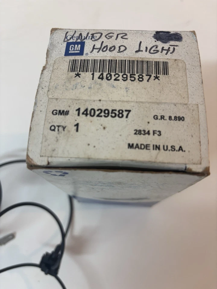 Camión GM Oldsmobile Buick Chevy G 1981-88 carrocería debajo del capó lámpara luz de acceso Foto 4 de 4