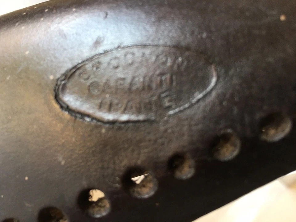 Très Ancienne Selle De Vélo Ancien , Vintage , Cuir , Estampillée, Déco Garage - Photo 3/4