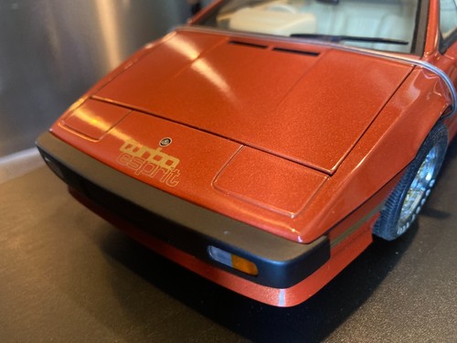 LOTUS ESPRIT TURBO JAMES BOND FOR YOUR EYES ONLY VERSION RT DRIVE 1/18 AUTOART - Imagen 15 de 24