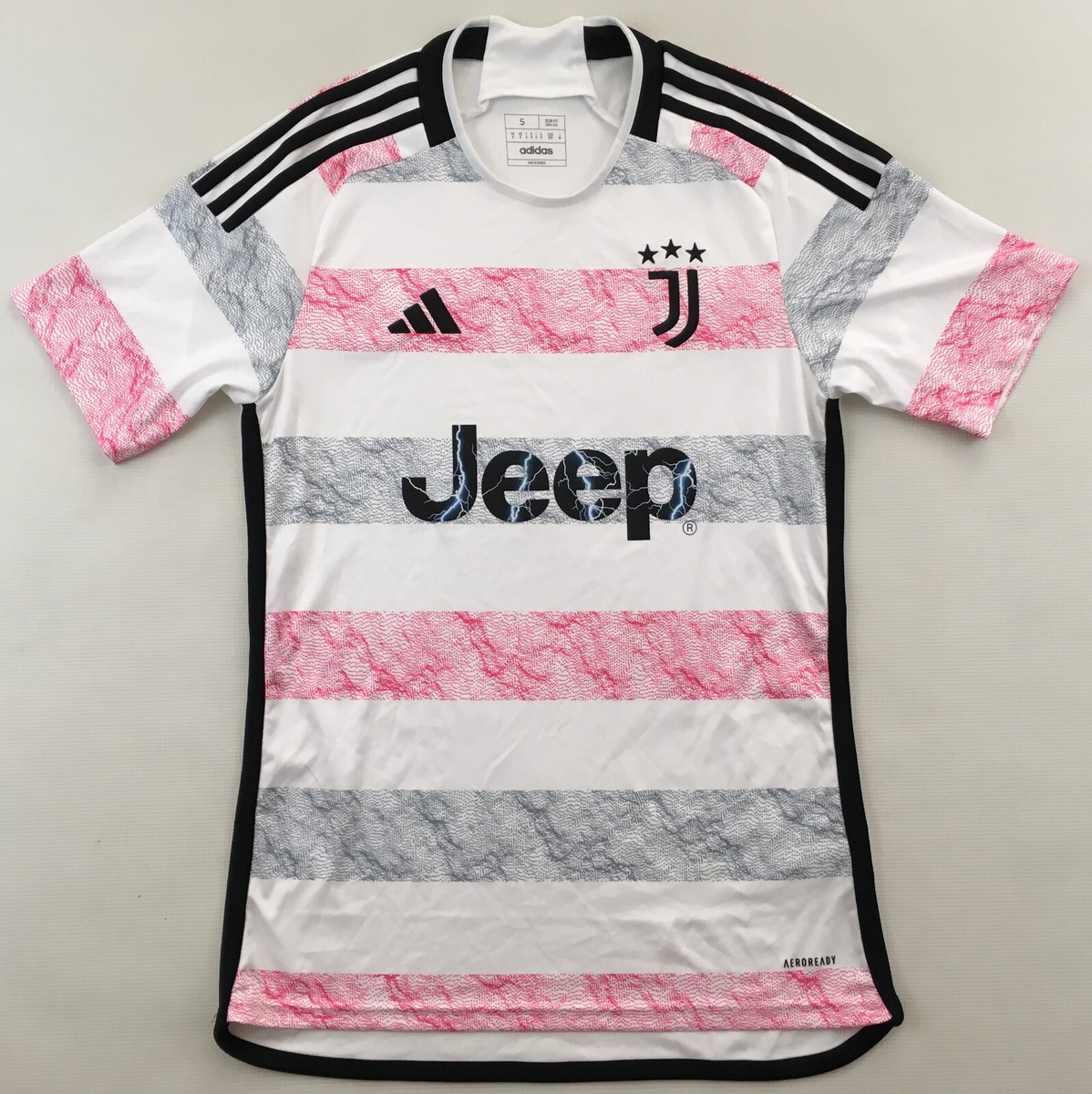 adidas　23-24 Juventusユニフォーム　JEEPビッグプリント Amazon.com: adidas Youth Soccer Juventus 23/24 Home Jersey