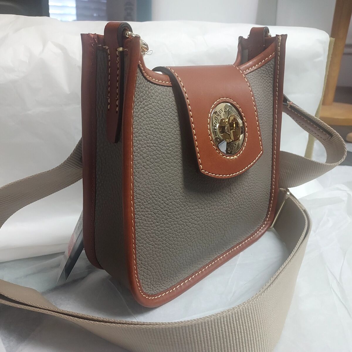 Dooney Bourke Taupe Leather Pebble Turnlock Messenger Dooney Bourke Taupe Leather Pebble Turnlock Messenger