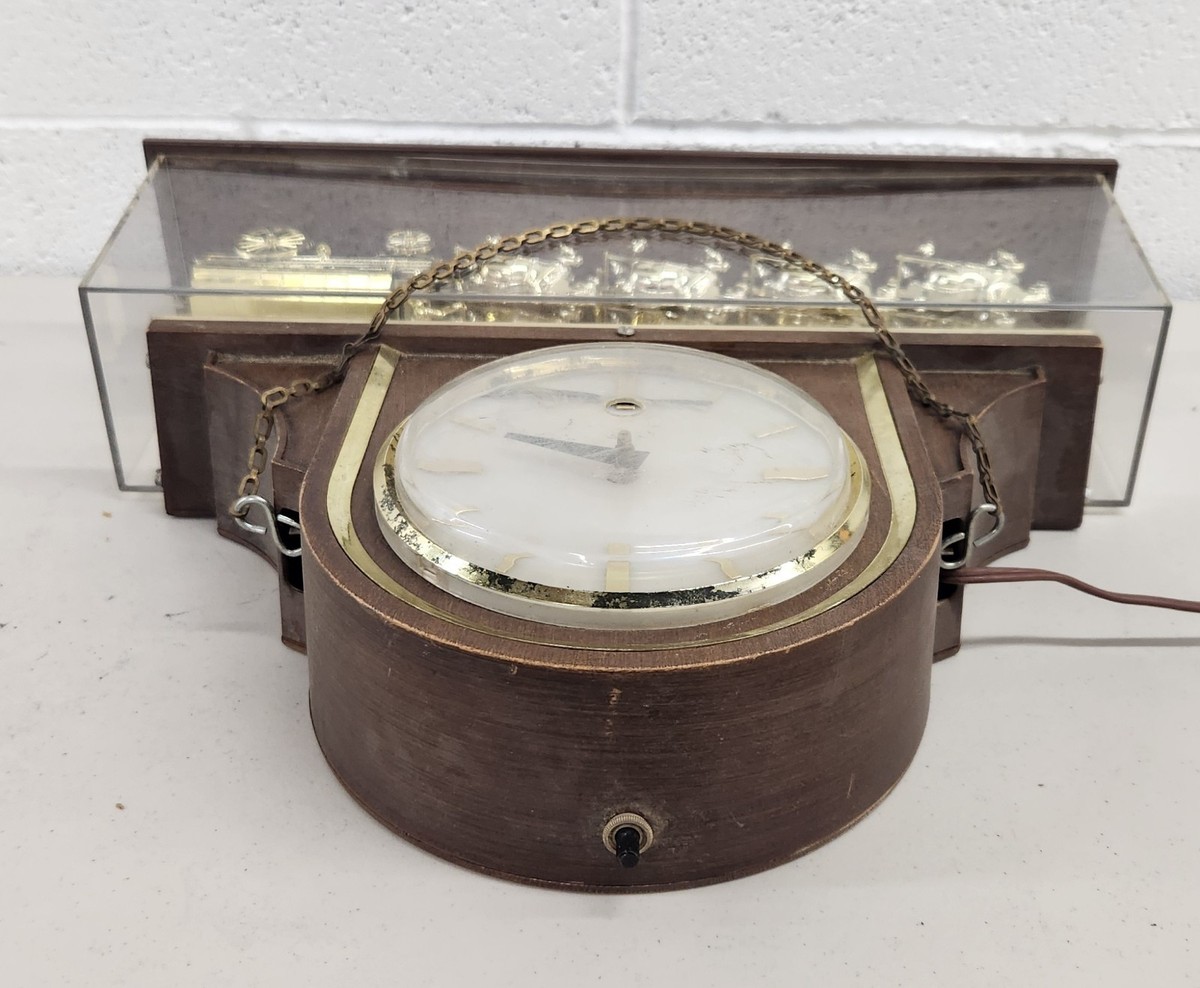 Vintage Budweiser Lighted Wall Clock Anheuser Busch Clydesdale