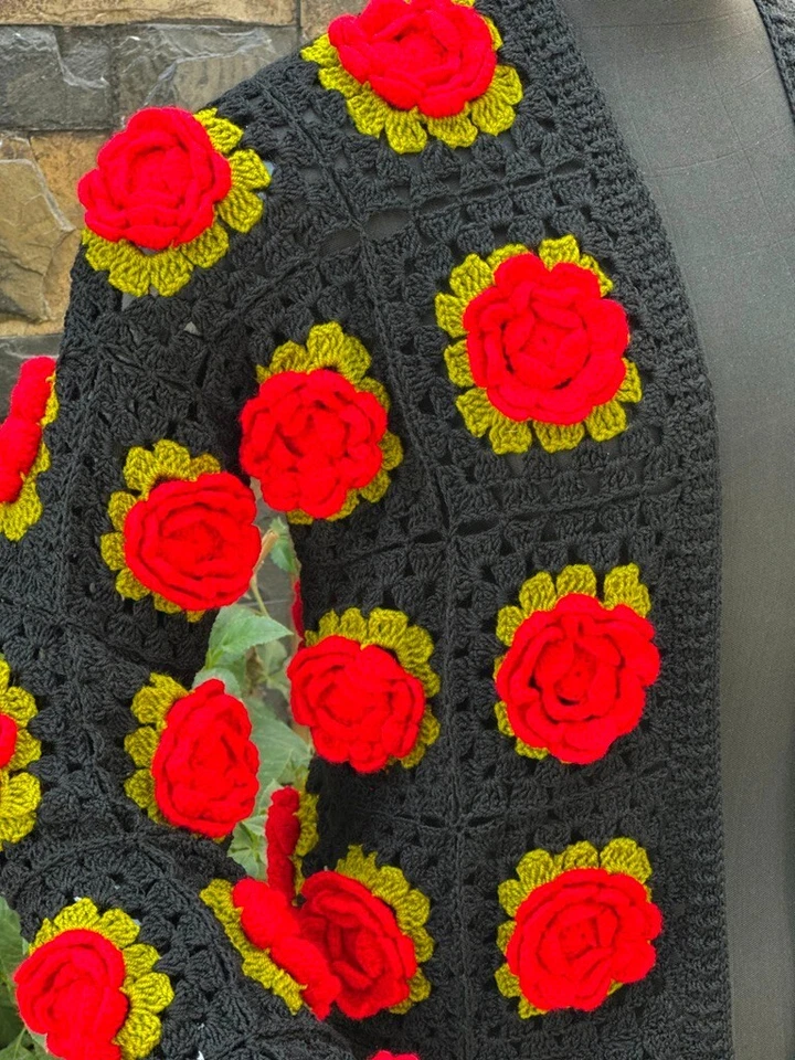 Cárdigan Hecho a Mano Negro Crochet con Rosas Rojas 3D Impresionante Mujer Moda Suéter Foto 3 de 4