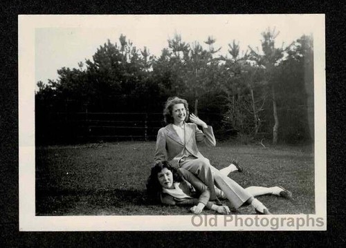 1948 2 WOMEN LADY SITTING ON GIRLFRIEND IN FIELD OLD/VINTAGE PHOTO- N812
