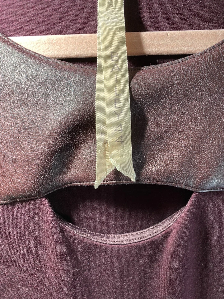 Vestido Bailey 44 Embrujado S Cerradura Recorte Granate Imitación Cuero Corpiño Foto 2 de 4