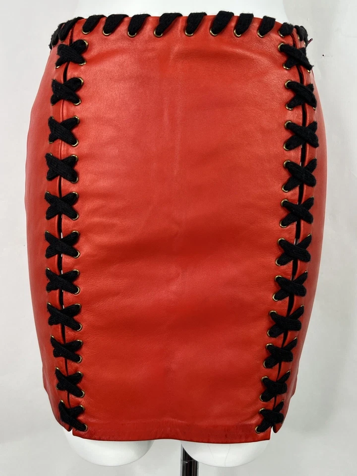 FALDA DE CUERO CON CORDONES MOSCHINO ROJA NEGRA XS de colección Foto 3 de 4
