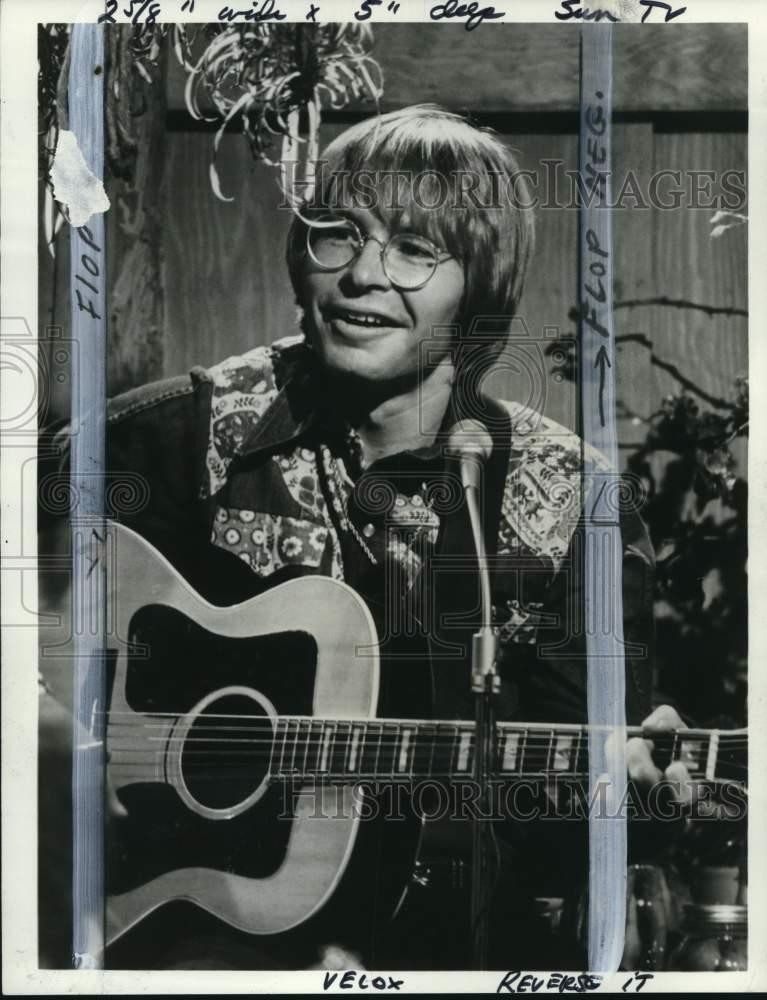 1977 Press Photo Actor & musician John Denver in a scene from a movie