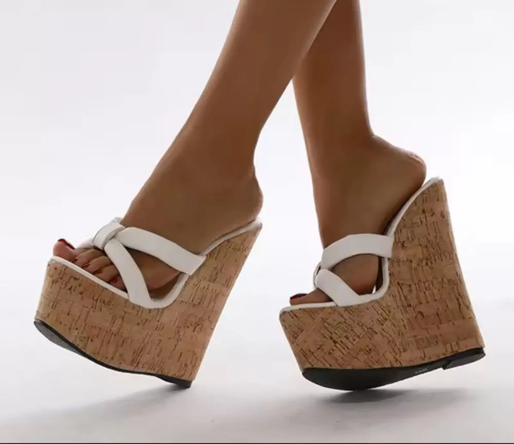 Cuñas Con Tacón De 17,5 Cm Y Tiras Cruzadas Blancas Con Suela De Corcho – 62B62