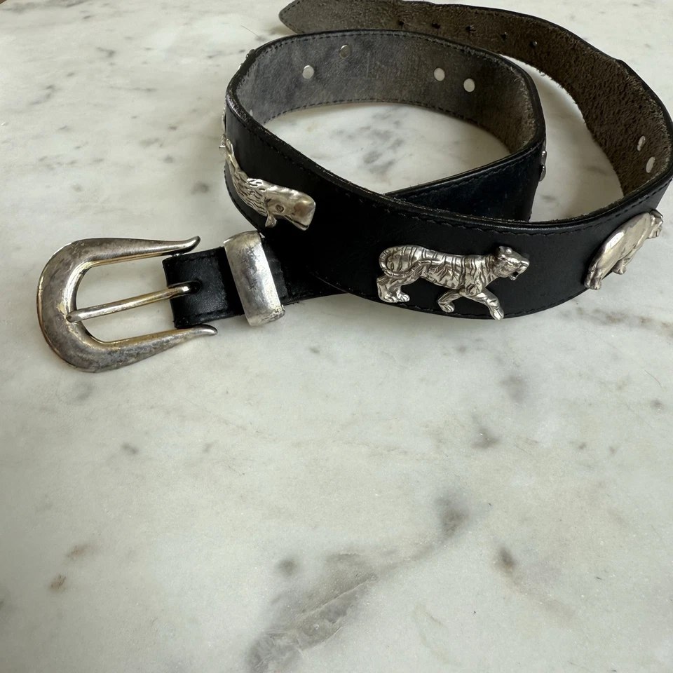 Cinto de couro preto BRIGHTON Honest tamanho 28 com conchos de espécies animais ameaçadas de extinção - Imagem 4 de 4