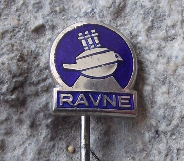 Antique Metal Ravne Steel Foundry Forging Company Advertising Forge Pin Badge