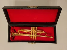 Miniature Gold Trumpet in Velvet Case – Collectible Music Instrument Replica