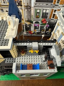 LEGO 10255 Assembly Square 10th Anniversary 99% Complete w/Box No Manual Retired