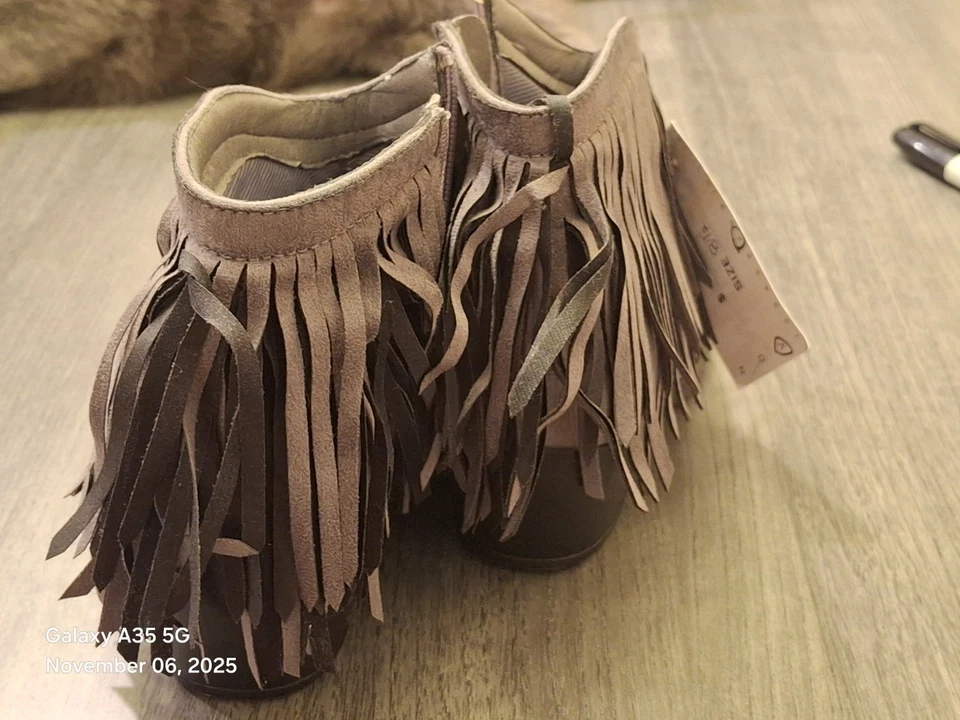 Botas femininas de camurça marrom franja tamanho 8,5 J Adams - Imagem 3 de 4