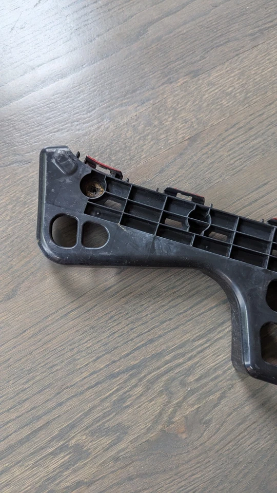 Soporte parachoques trasero derecho Toyota Prius V 12 13 14 15 16 17 52155-47010 Foto 3 de 4