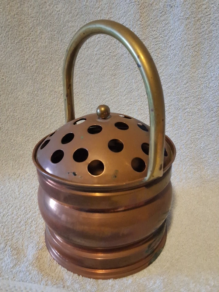 JOLI ANCIEN SEAU PIQUE FLEURS EN CUIVRE ET LAITON Ht 23 cm Ø 14 cm Poids 0kg377 - Photo 2/4