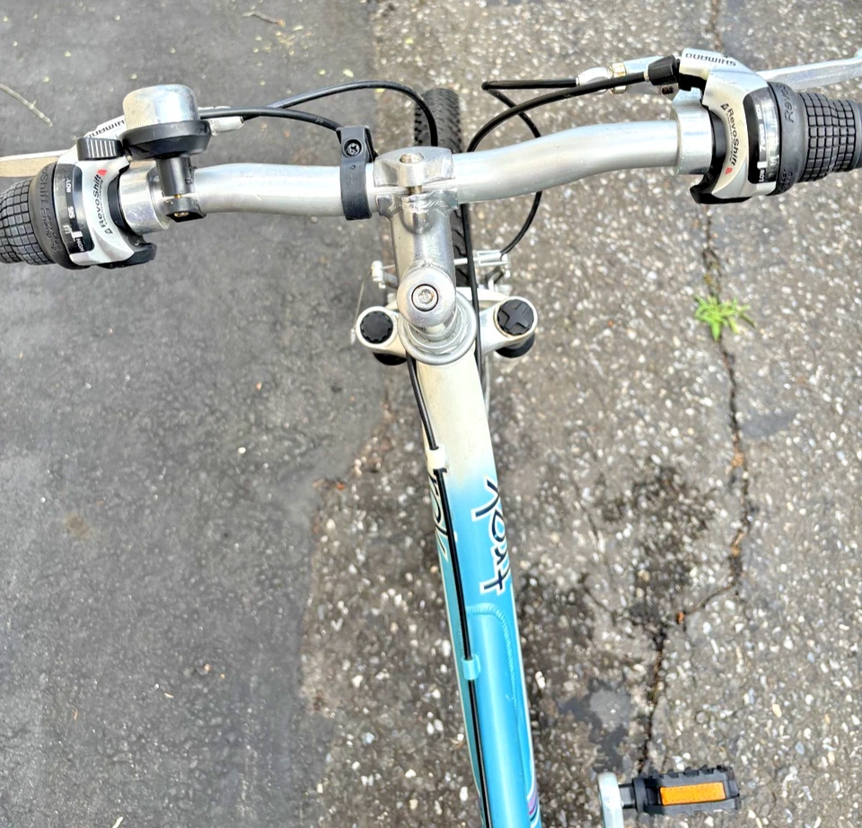 Bicicleta de trekking MT220 para niña Foto 2 de 4