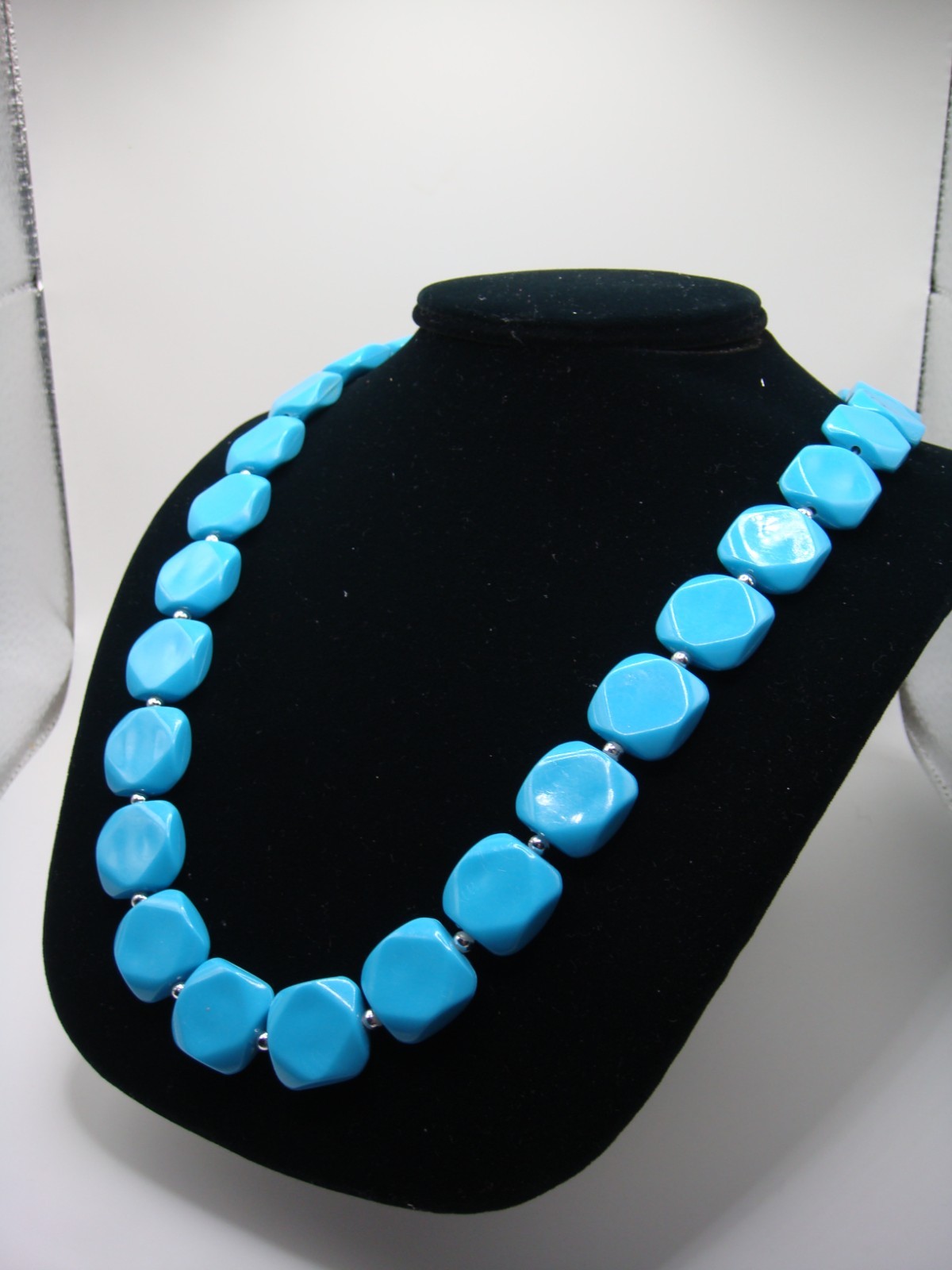 VINTAGE PLASTIC TURQUOISE RECTANGULAR BEAD NECKLA… - image 4