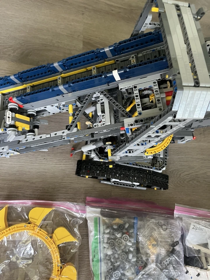 LEGO TECHNIC: Bucket Wheel Excavator (42055) W/ MANUAL & TRUCK - Image 4 of 4