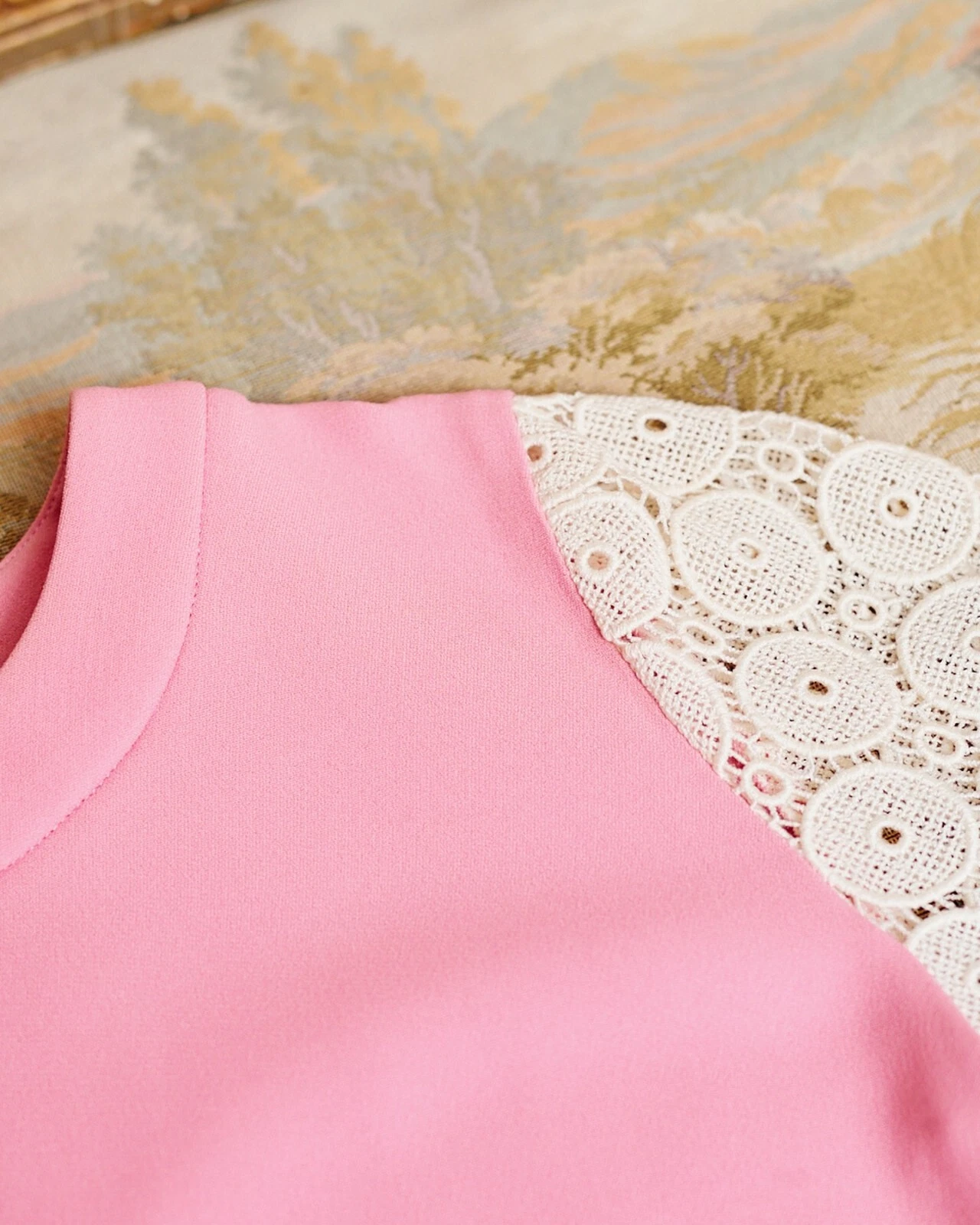 Abito Miu Miu in crepe con maniche in pizzo macramè. Made in Italy. Taglia IT 40 rilassata